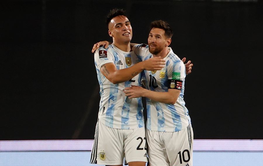Messi che mờ Suarez và Cavani, Argentina đè bẹp Uruguay