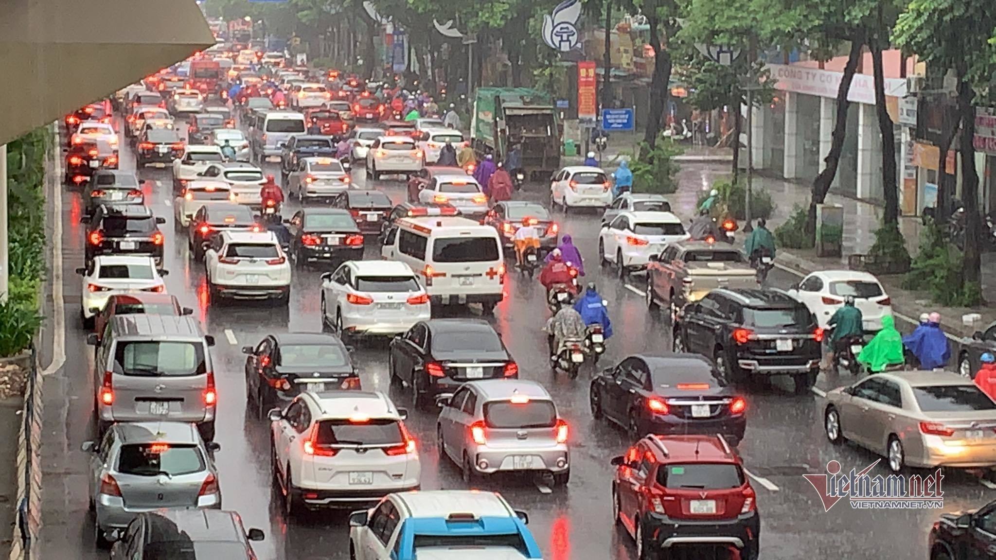 Hà Nội hứng mưa lạnh, nghìn ô tô dàn hàng kín đường