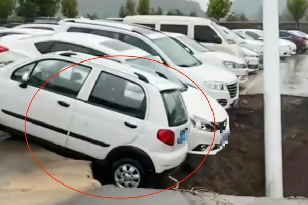 Video hố tử thần ở Trung Quốc ‘nuốt chửng’ nhiều xe hơi