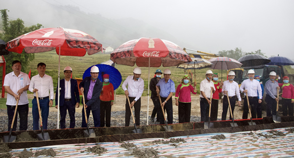 T&T Group hỗ trợ thị xã Sa Pa 2.000 tấn xi măng làm đường và nền nhà