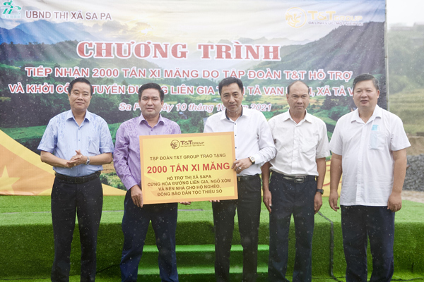 T&T Group hỗ trợ thị xã Sa Pa 2.000 tấn xi măng làm đường và nền nhà