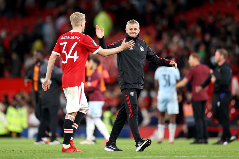 Solskjaer bị tố 'nói dối trắng trợn' với Van de Beek