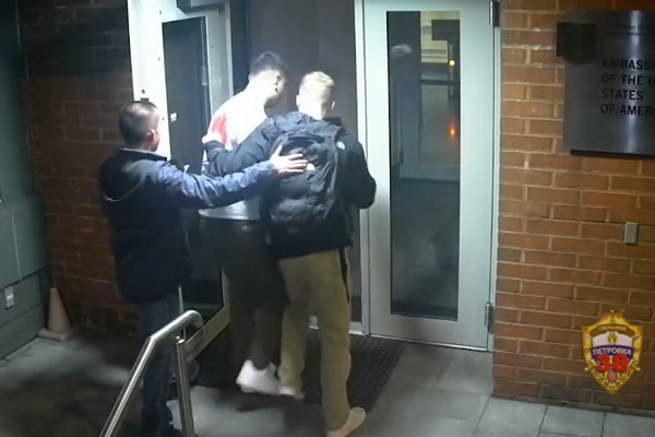 Nga đòi trục xuất ba binh sĩ canh gác đại sứ quán Mỹ