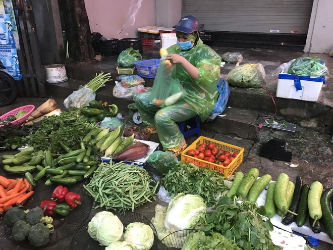 Giá rau xanh tăng mạnh, người mua sững sờ