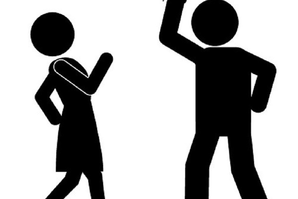 Bị vợ hắt nước vào mặt, quyết giết chết để trả thù