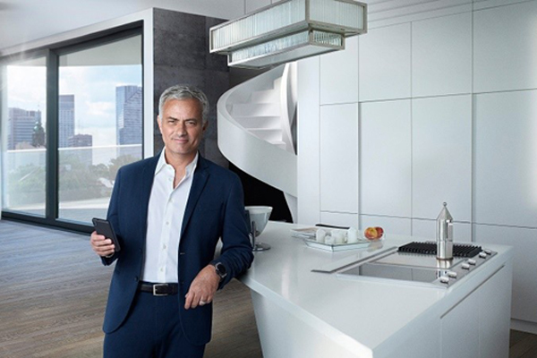 Đấu giá áo có chữ ký HLV Mourinho 105 triệu đồng để mua máy thở chống dịch