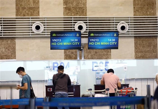 Hanoi explains 7-day quarantine policy for flight passengers from HCM City