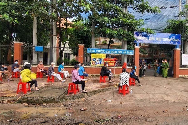 Bình Dương thông báo khẩn sau việc chen nhau chờ tiêm mũi 2 vắc xin