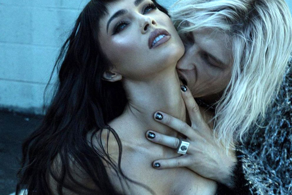 Megan Fox lại chụp ảnh gây sốc với tình trẻ