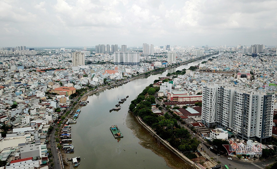 Nguồn cung nhà ở TP.HCM chạm đáy, giá vẫn tăng