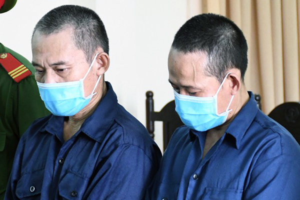 Không xin được quà từ thiện, hai anh em ruột đánh thiếu tá công an