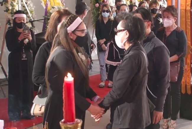 Lễ tang Phi Nhung ở Mỹ: Trizzie khóc ân hận, Mạnh Quỳnh xin lỗi Wendy Phạm