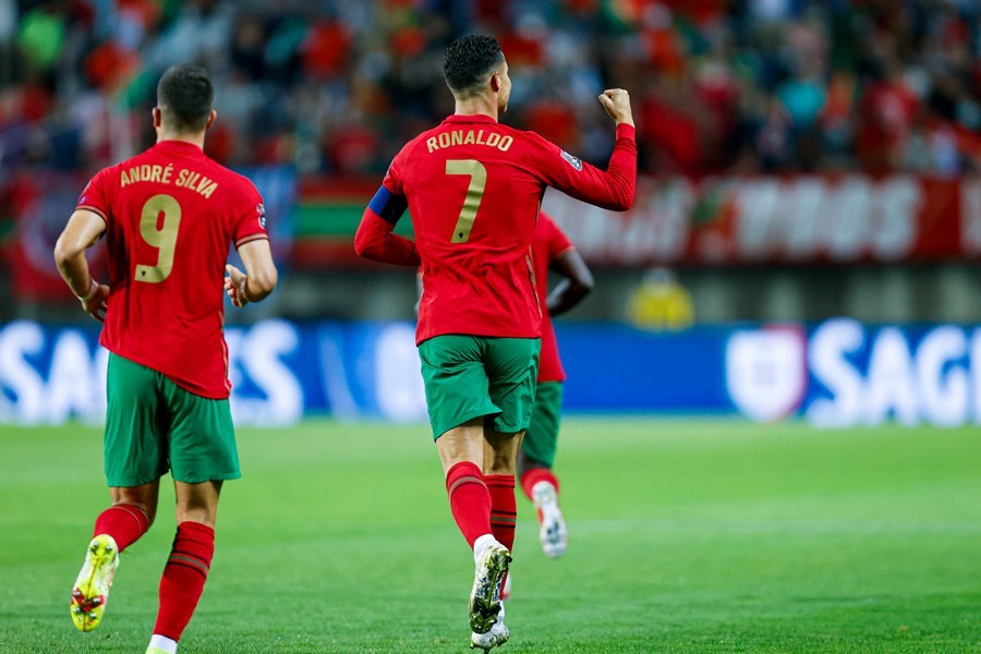 Ronaldo lập kỷ lục, Bồ Đào Nha thắng bàn tay nhỏ