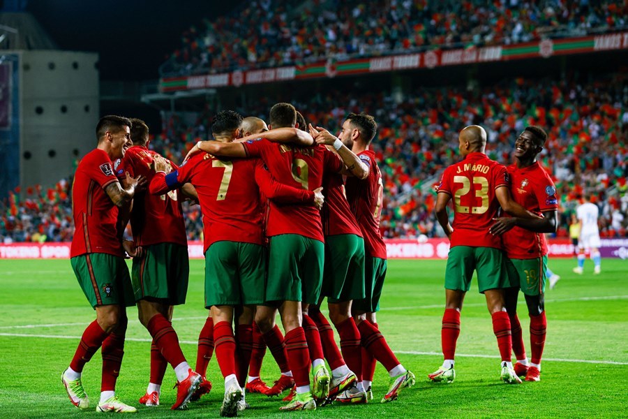 Ronaldo lập kỷ lục, Bồ Đào Nha thắng bàn tay nhỏ