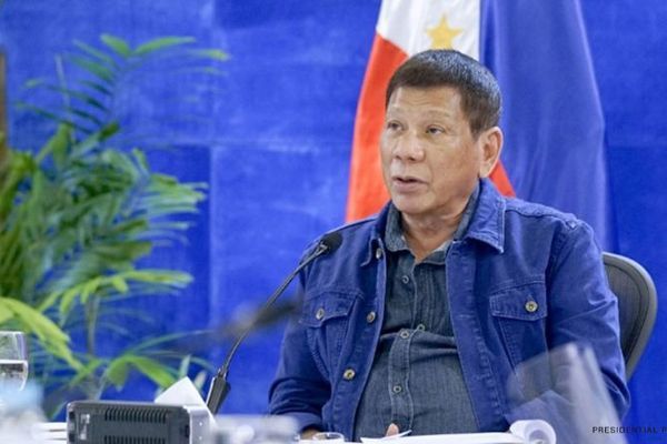 Ông Duterte muốn 'tiêm lén' vắc xin Covid-19 cho những người  do dự