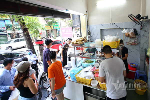 Hà Nội cho phép kinh doanh ăn uống tại chỗ, xe buýt, taxi được hoạt động