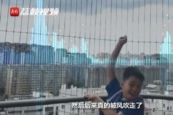 Bão Kompasu cuốn bay vở bài tập của cậu học sinh gây 'bão mạng'