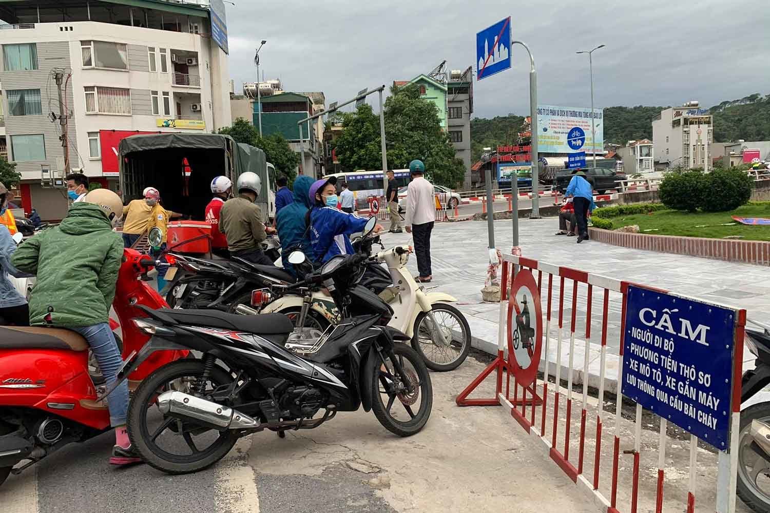 Gió giật cấp 7, xe máy bị cấm đi qua cầu Bãi Cháy