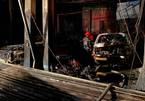 Cháy lớn thiêu rụi 3 ô tô ở gara quận 7, cảnh sát tông sập cửa dập lửa