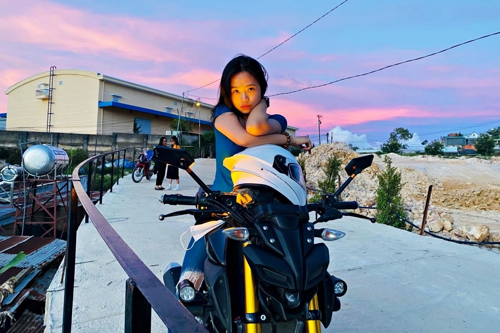 9x xinh đẹp du lịch độc hành trên xe côn tay khiến nhiều chàng trai thán phục