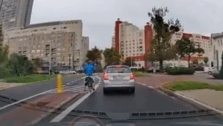 'Thanh niên làng' đạp xe bất phân làn đường, kèn cựa tài xế ô tô