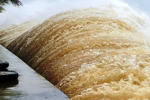 Sóng biển dữ dội ở Thanh Hóa trước khi áp thấp đổ bộ