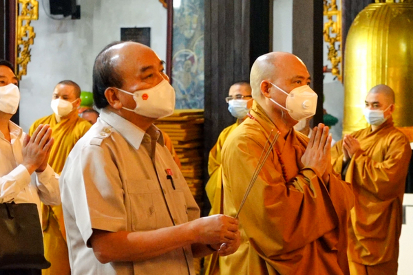 Chủ tịch Nước Nguyễn Xuân Phúc thăm chùa Vĩnh Nghiêm