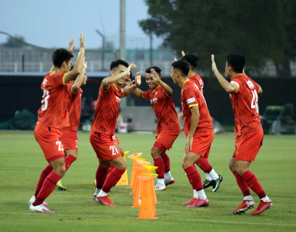 HLV Park Hang Seo căng mắt 'soi giò' U23 Việt Nam