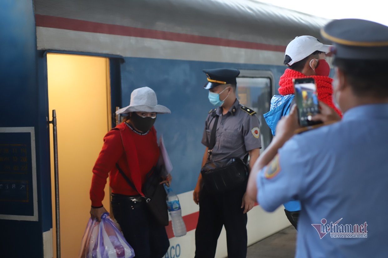 Chuyến tàu đầu tiên vào ga Sài Gòn, hàng trăm khách được về thẳng nhà
