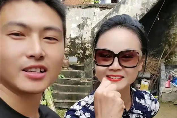 Chàng 30 cưới vợ 56 tuổi, ngoại hình cô dâu gây bất ngờ