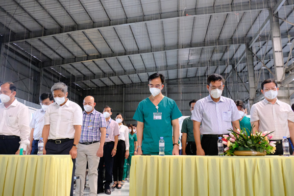 Phút mặc niệm bệnh nhân Covid-19 tử vong trước giờ chuyển giao Trung tâm Hồi sức
