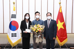 Món quà tặng điều dưỡng Bạch Mai từ Đại sứ Hàn Quốc