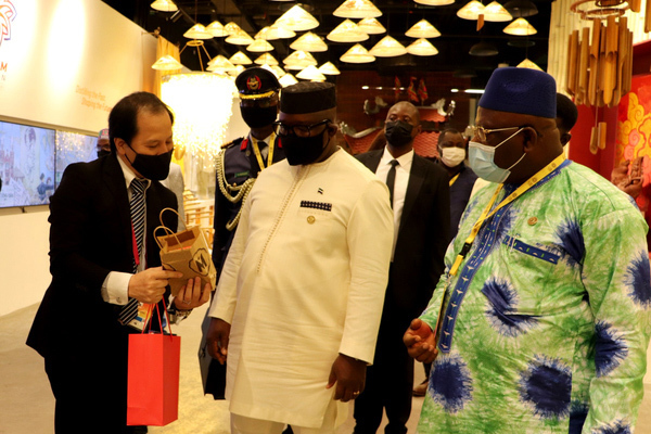 Tổng thống Sierra Leone tới thăm Nhà Triển lãm Việt Nam tại EXPO 2020 Dubai