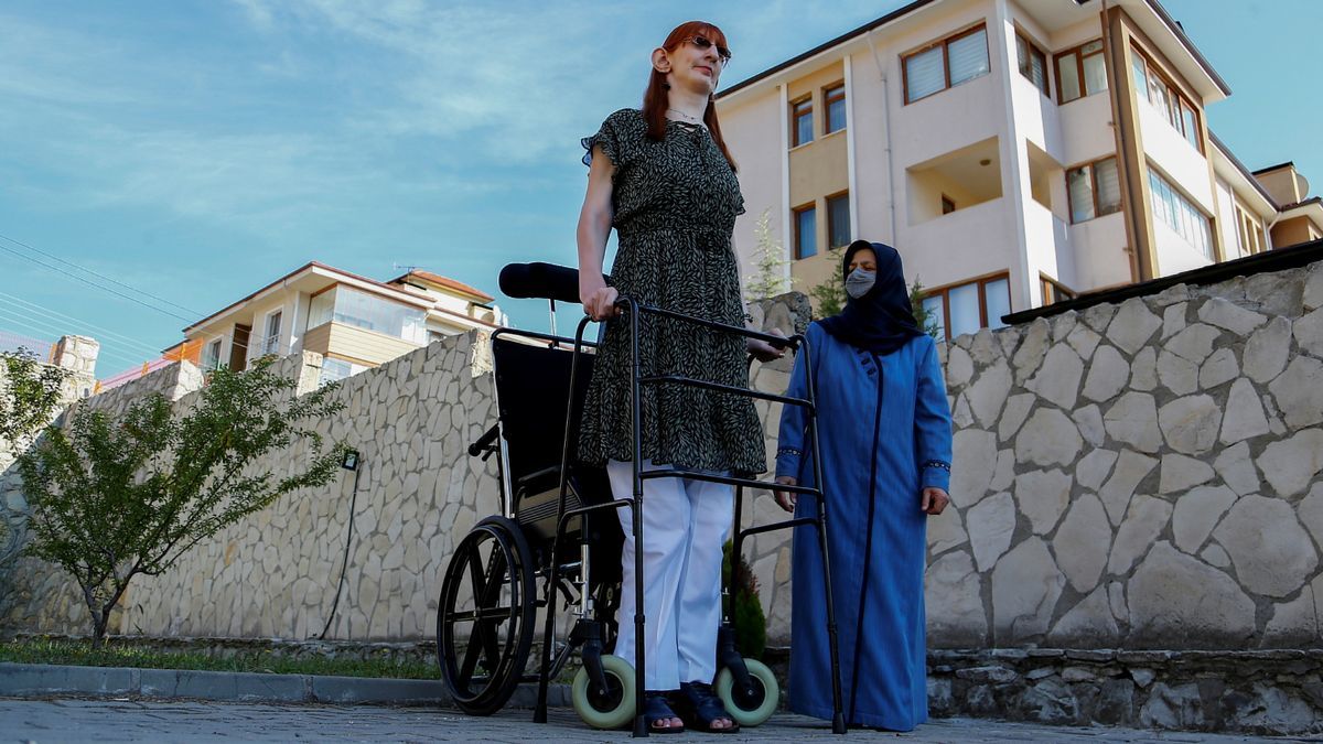 Người phụ nữ cao nhất thế giới: Hoàn toàn phụ thuộc vào xe lăn
