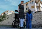 Người phụ nữ cao nhất thế giới: Hoàn toàn phụ thuộc vào xe lăn