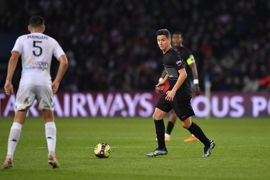 Vắng Messi, Mbappe giúp PSG thắng nghẹt thở