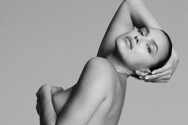 Mẫu nội y Irina Shayk bán nude chụp ảnh quảng cáo giày