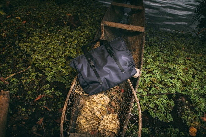 Hàng trăm chiếc túi hàng hiệu bị cắt rách và vứt xuống biển