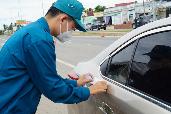 Bến Tre nói về việc dán niêm phong cửa ô tô đi qua tỉnh