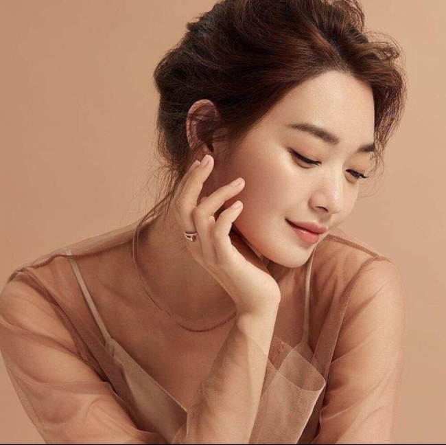 Shin Min Ah làm từ thiện hơn 10 năm, được nhận bằng khen của Tống thống