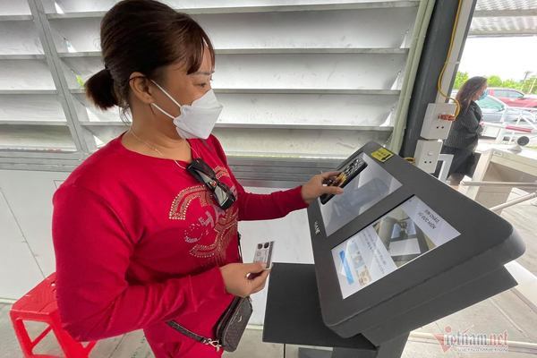 Nghìn người xếp hàng làm thủ tục vào Quảng Ninh, khai báo y tế nhanh gọn