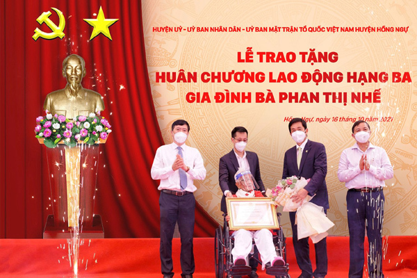 Đồng Tháp: Gia đình nhà giáo Phan Thị Nhế nhận Huân chương Lao động hạng Ba
