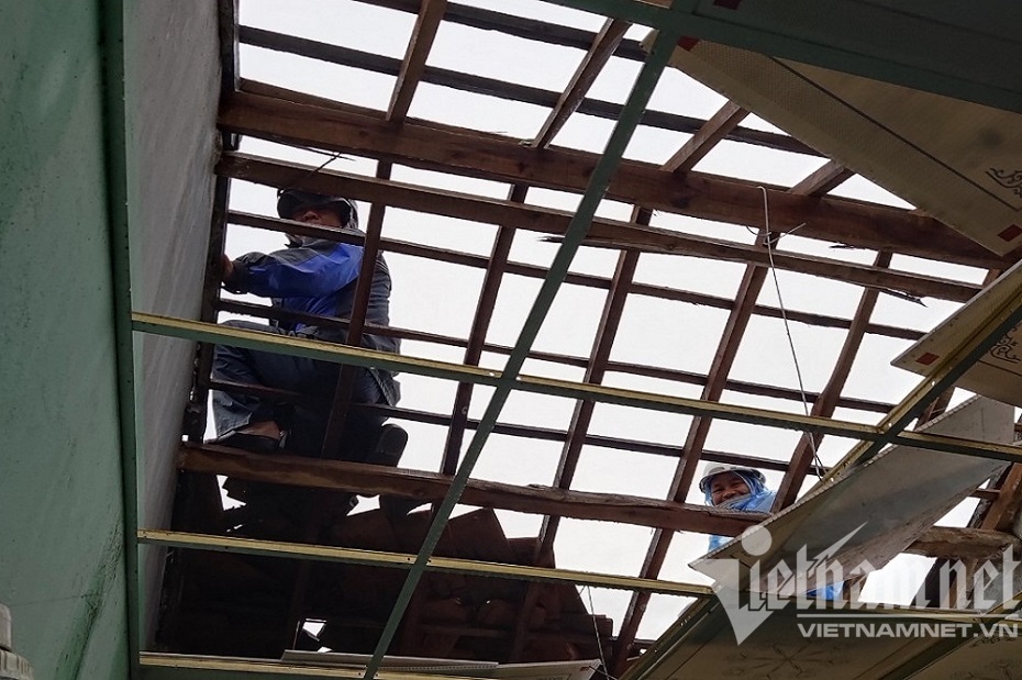 Lốc xoáy khiến 45 ngôi nhà bị tốc mái ở Quảng Ngãi