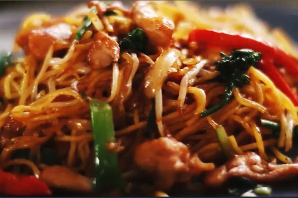 Mì xào thịt gà rau củ dễ làm