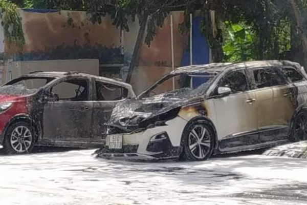 Nghi vợ ngoại tình với sếp, mua xăng đốt ô tô
