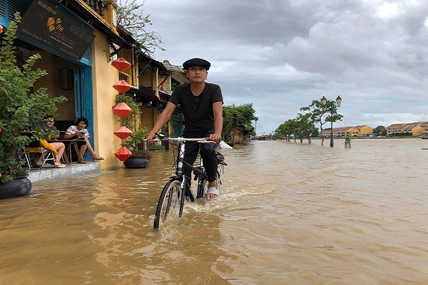 Lũ đổ về nhanh, phố cổ Hội An ngập nhiều nơi