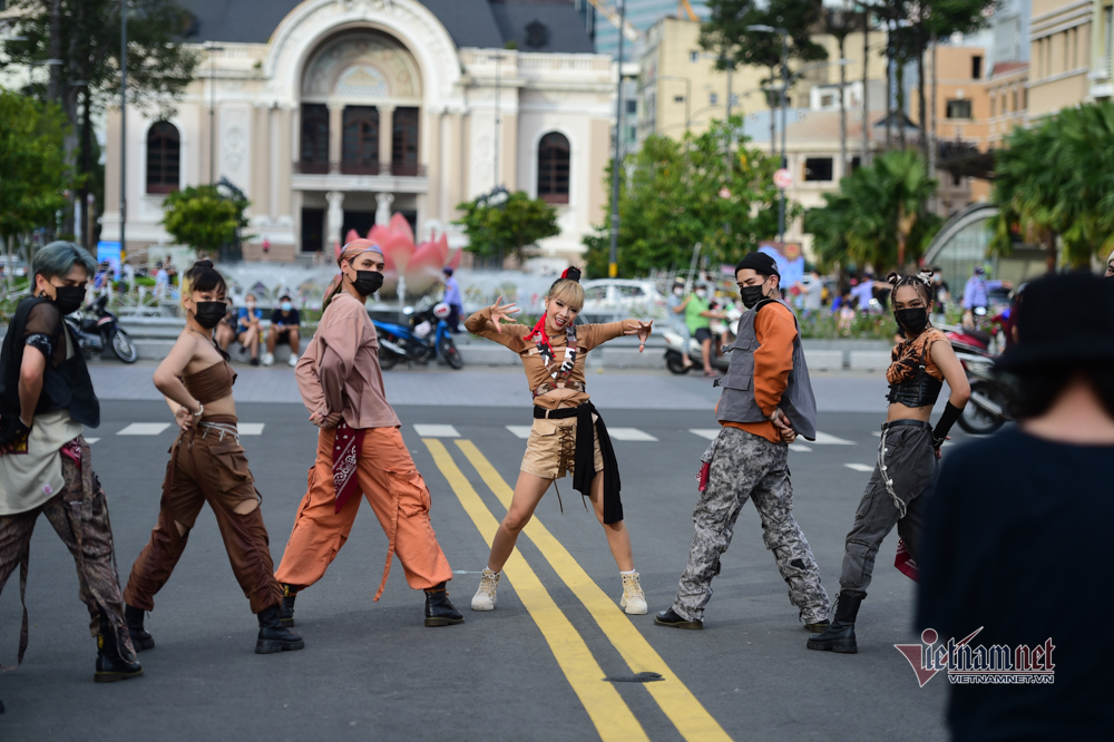 TP.HCM: Phố đi bộ Nguyễn Huệ nhộn nhịp ngày cuối tuần