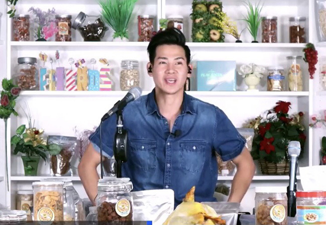 Phùng Ngọc Huy trong buổi livestream bán hàng online. Anh chủ yếu bán các mặt hàng ăn vặt cho cộng đồng người Việt. 