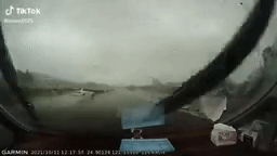 Phóng nhanh giữa trời mưa, Mercedes trượt bánh quay 360 độ trên cao tốc