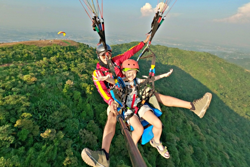 Đầu tư trăm triệu sắm bộ dù bay lơ lửng giữa trời Hà Nội